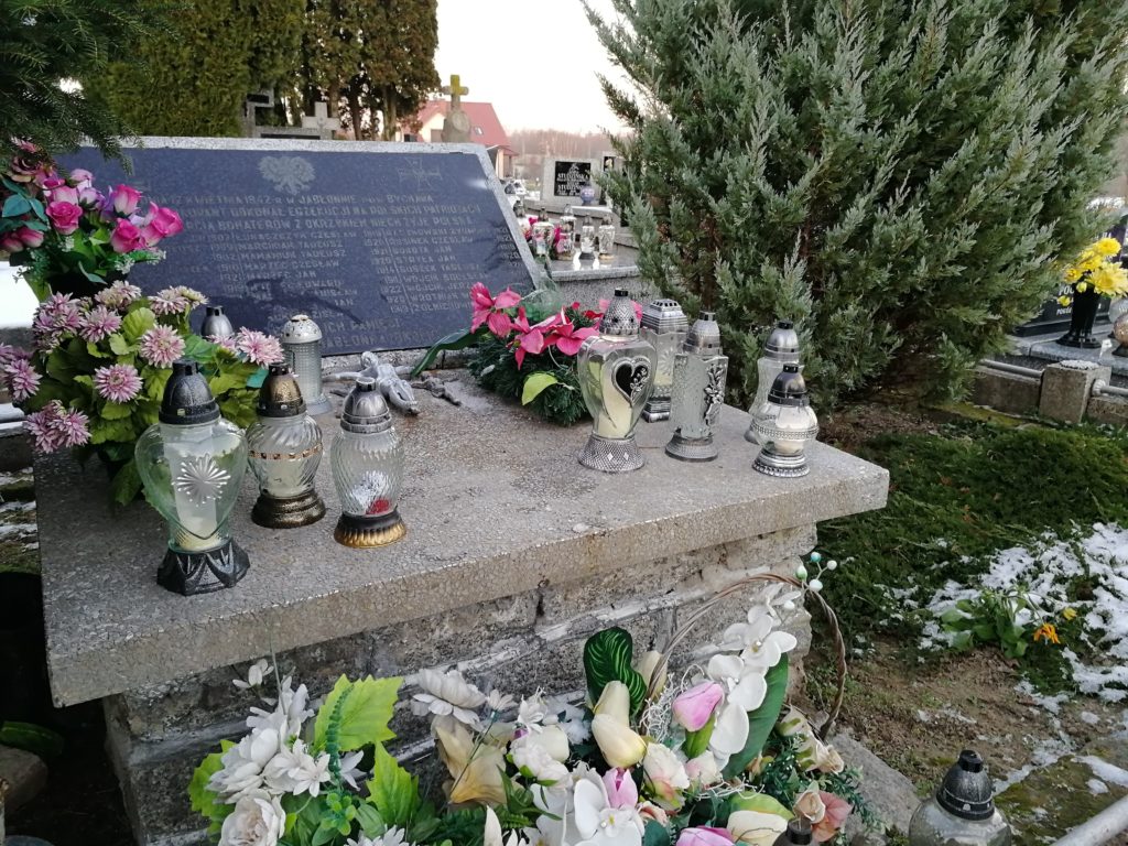 Mogiła zbiorowa na cmentarzu z Czerniejowie