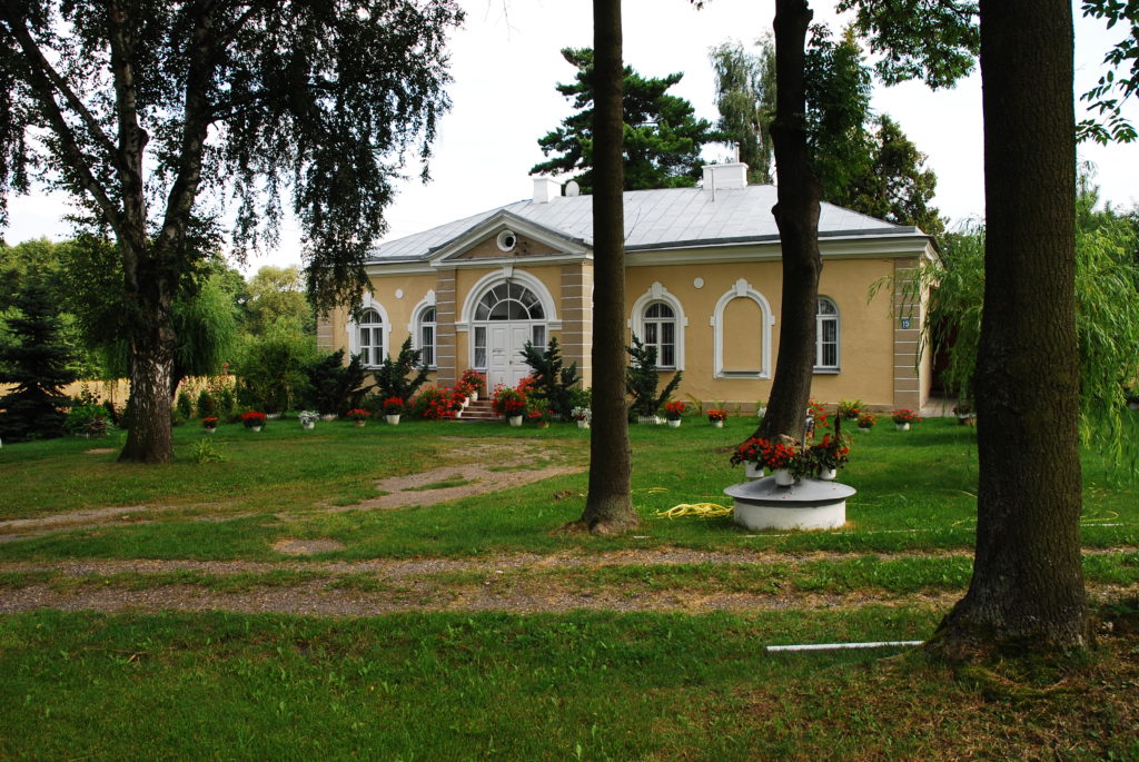 Stary dom parafialny w Niedrzwicy Kościelnej